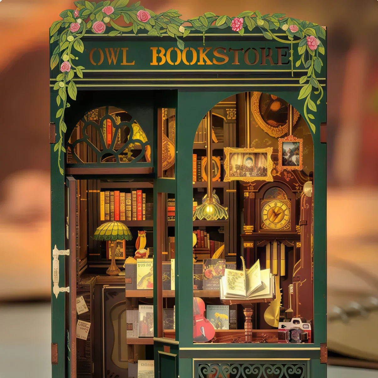 Intérieur du Book Nook Owl Bookstore – librairie miniature en bois avec livres, horloge et éclairage LED, kit de montage créatif pour adultes.