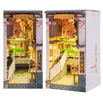 Boîte du Book Nook Sakura Densya – kit miniature DIY en bois avec éclairage LED, inspiré du Japon et des cerisiers en fleurs.