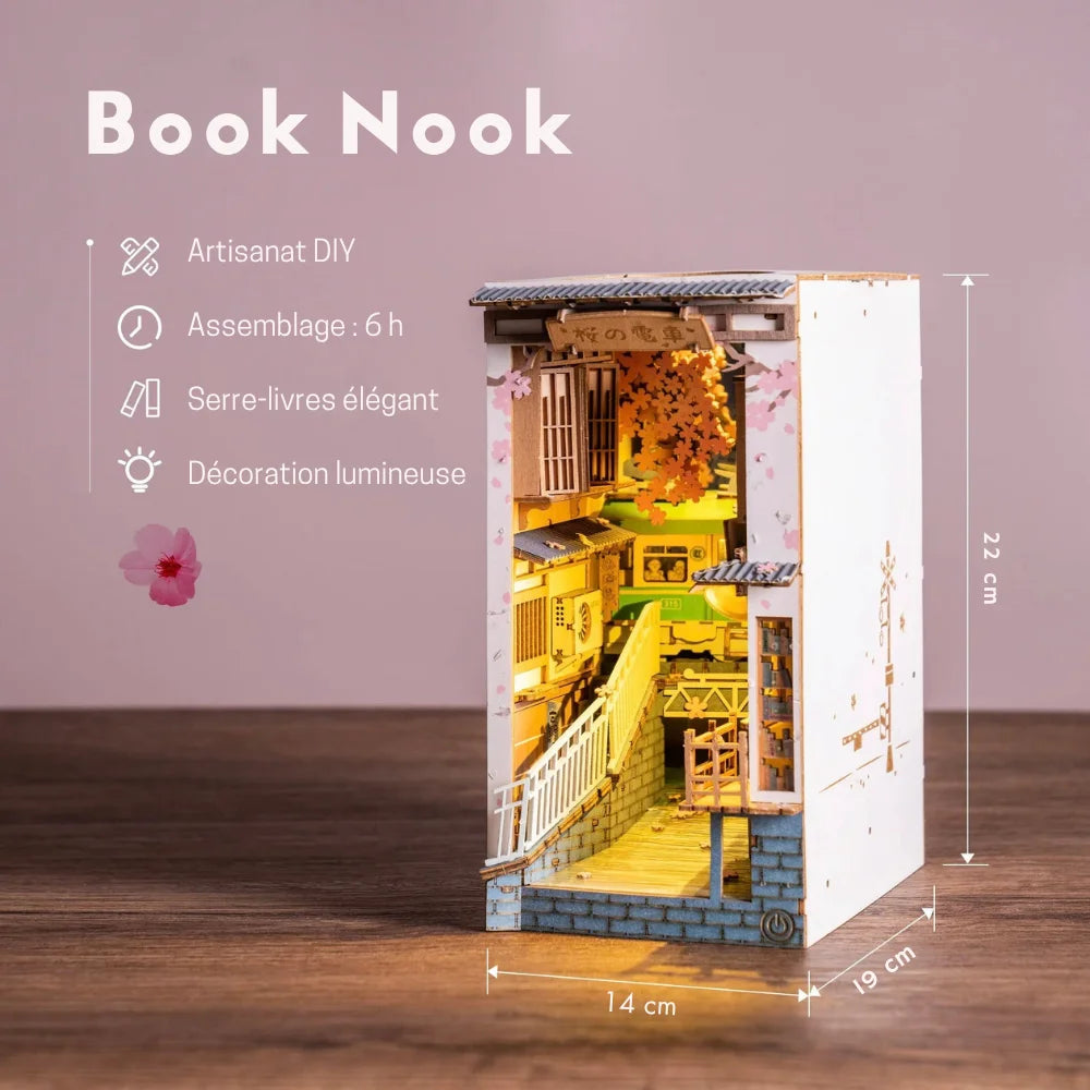 Maquette miniature Sakura Densya – train japonais sous les fleurs de cerisier, kit DIY lumineux en bois pour amateurs de book nook.