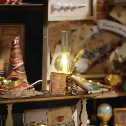 Book Nook lumineux DIY – atelier du sorcier avec enseignes Magic Wand, maquette artisanale en bois inspirée des rues mystérieuses des magiciens.