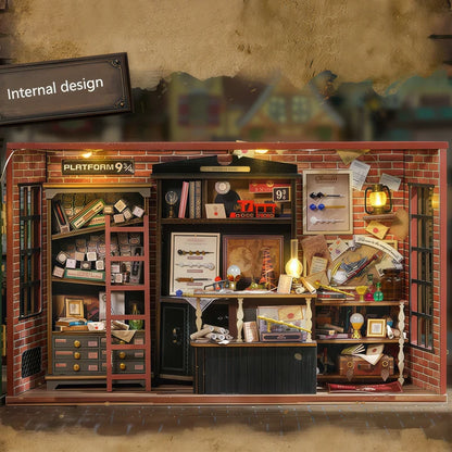 Détails du Book Nook The Wizard’s Workshop – fioles, lettres et baguettes magiques dans une scène artisanale évoquant l’univers des apprentis magiciens.