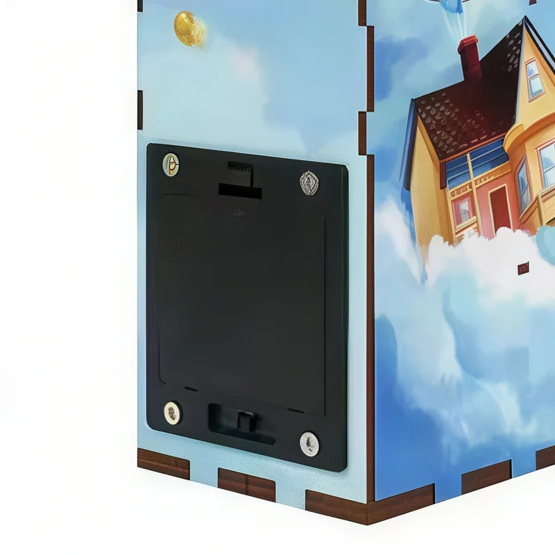 Détail arrière du Book Nook Travel With The World – compartiment à piles et structure en bois, maquette miniature DIY lumineuse de qualité artisanale.